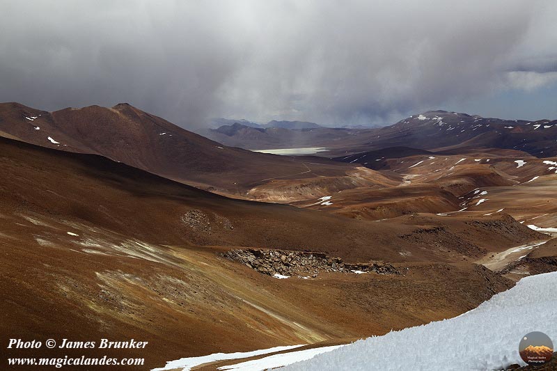 jamesbrunker's tweet image. Desolate #landscapes in the Puna de #Atacama in #Chile, looking south from the #Copiapo volcano, available as #prints and on gifts here: james-brunker.pixels.com/featured/moody… #AYearForArt #BuyIntoArt #landscape #deserts #mountains #wilderness #Andes #desolation #MarcaChile @chiletravel