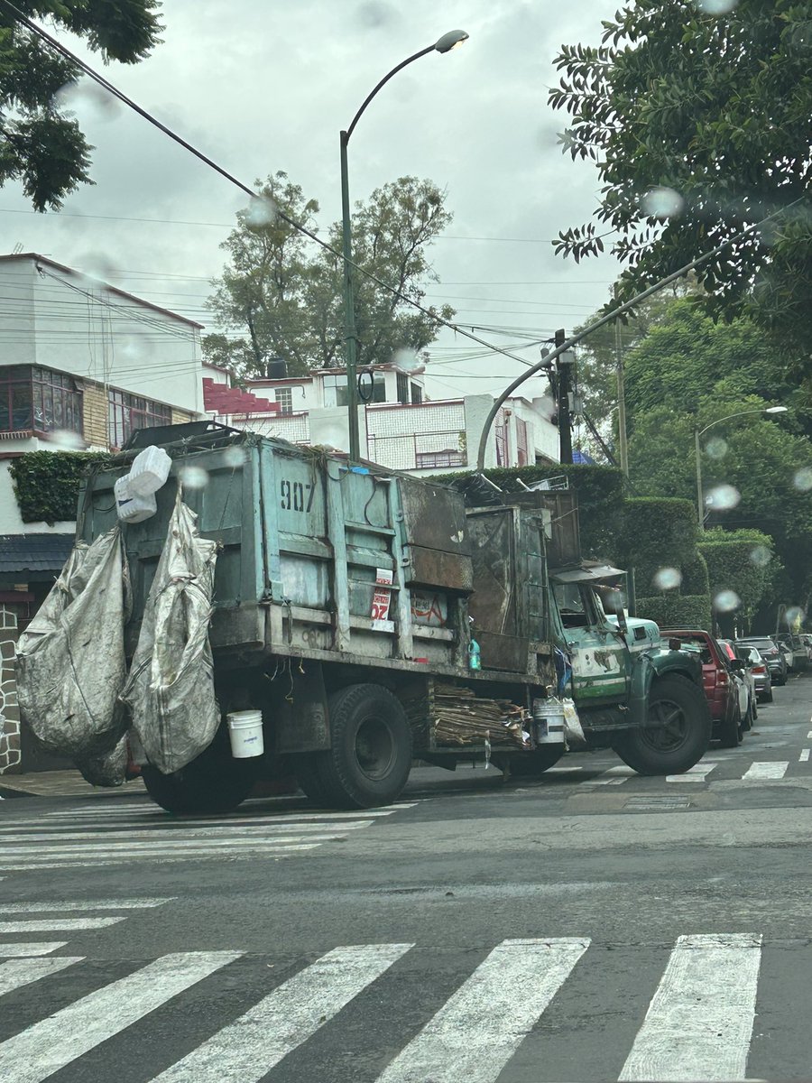 marajimenezgali's tweet photo. @BJAlcaldia esto les parece funcional, eficiente, acorde con nuestros impuestos? Digno? Qué servicio puede dar esta unidad? Circula diario en col. Del Valle. Aprendan a dar ejemplos de gobernabilidad https://t.co/oHicS9zS7g