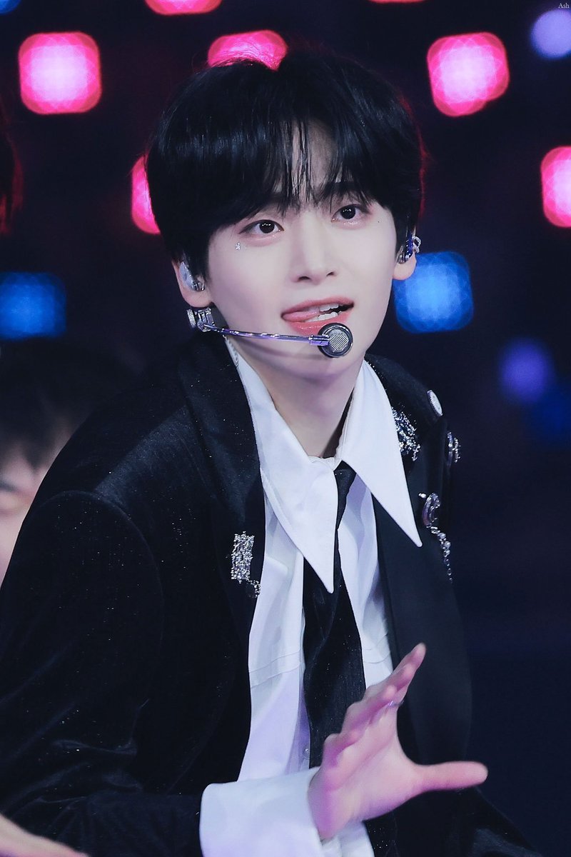 빼꼼 👅