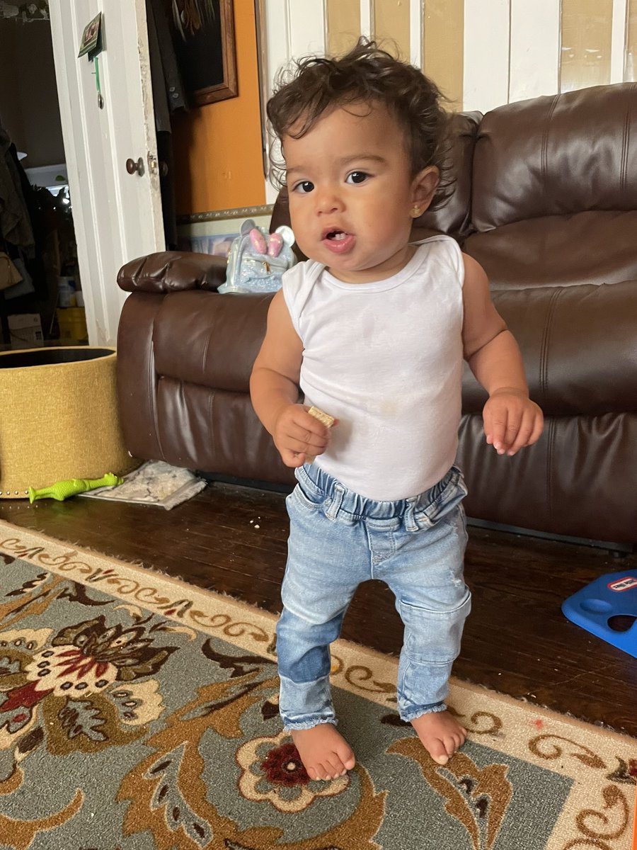 mamabojangles_'s tweet photo. She’s starting to fit the next size up of hand me downs we got and these little jeans are killing me 🤣🤣❤️ https://t.co/cqJzSugdVA