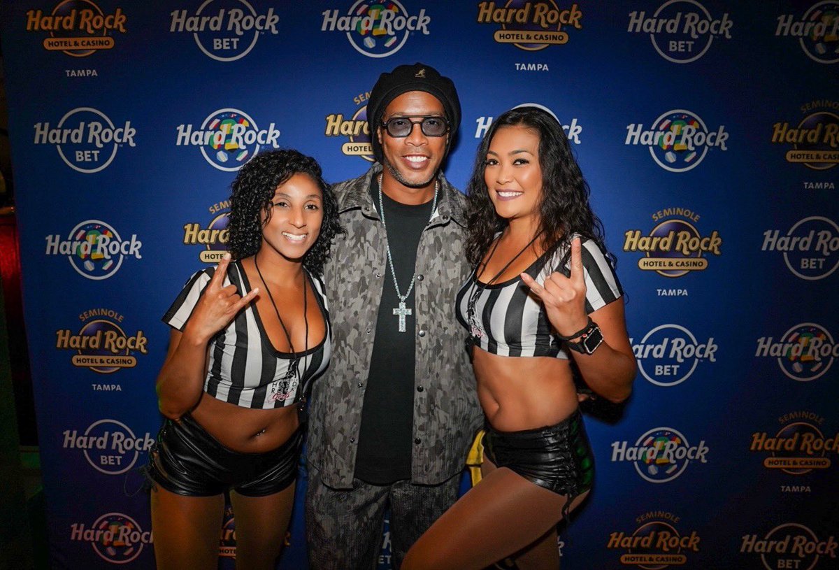 AngelBranesky's tweet photo. @CopaAmerica semifinals watch party last night was 🔥 at the @SHRTampa café
So many people to meet @10Ronaldinho 
What a great experience! 
#soccer #soccerlife #futbol #thisishardrock #watchparty📺 #ronaldinho ⚽️⚽️⚽️ https://t.co/YWABFaSij1
