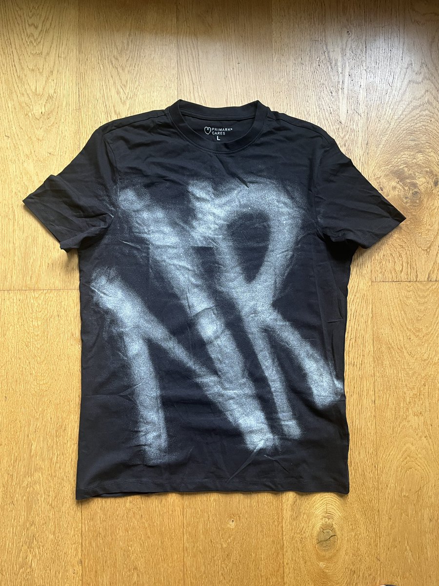 fasienaz's tweet photo. Thanks for the cool T-Shirt you designed by hand yourself @arooj_aftab Also, thanks for a magical night of stories and unbelievable music in London. The new album is stunning! https://t.co/pcyWiGOZuS