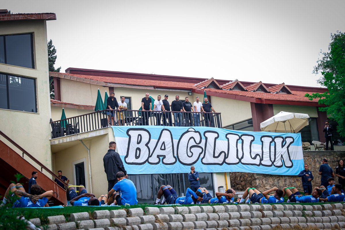 Taraftar Liderlerimiz, Bolu'da kamp yaptığımız otele gelerek takımımızı ziyaret etti... Bağlılık 💪