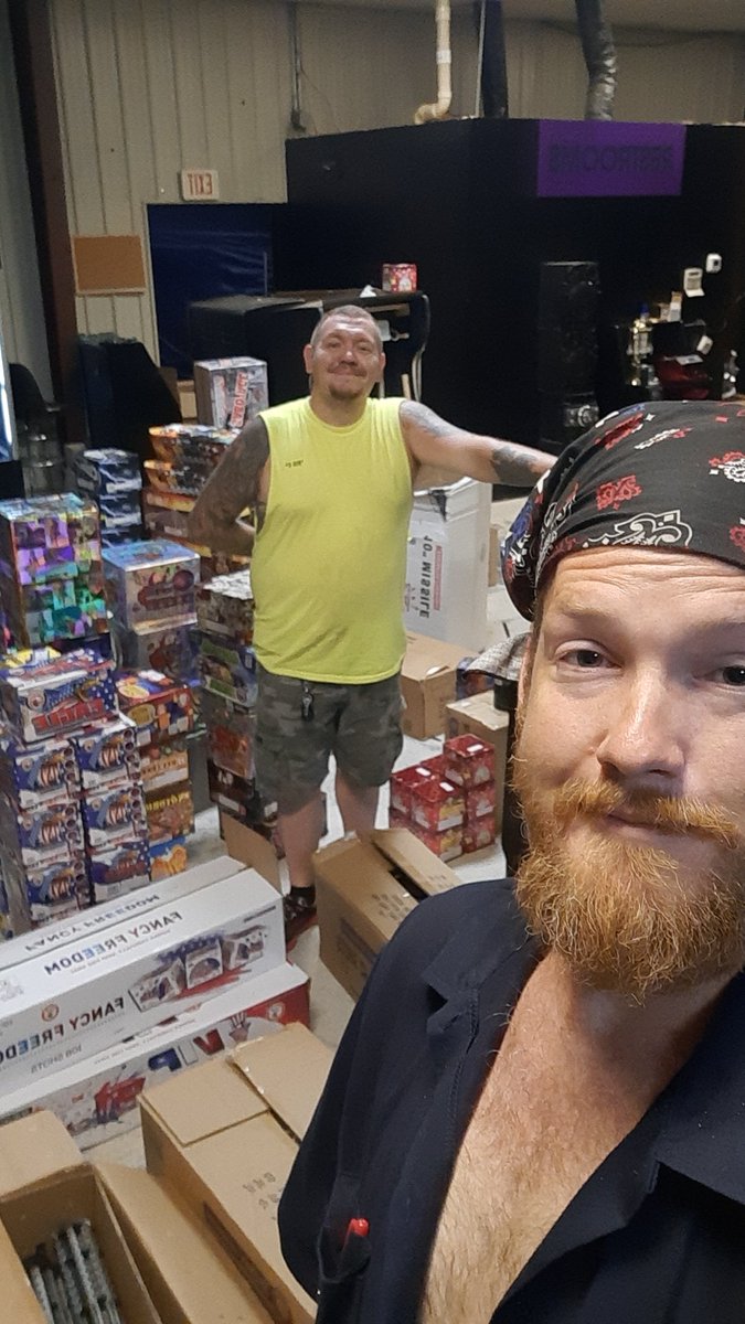 Molusguy's tweet photo. Shit my biggest paid event ever in Sharps Chapel TN and met local celebrity lol https://t.co/SEwFRW5X0d