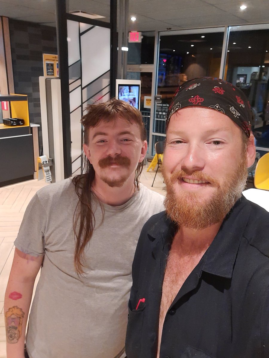 Molusguy's tweet photo. Shit my biggest paid event ever in Sharps Chapel TN and met local celebrity lol https://t.co/SEwFRW5X0d