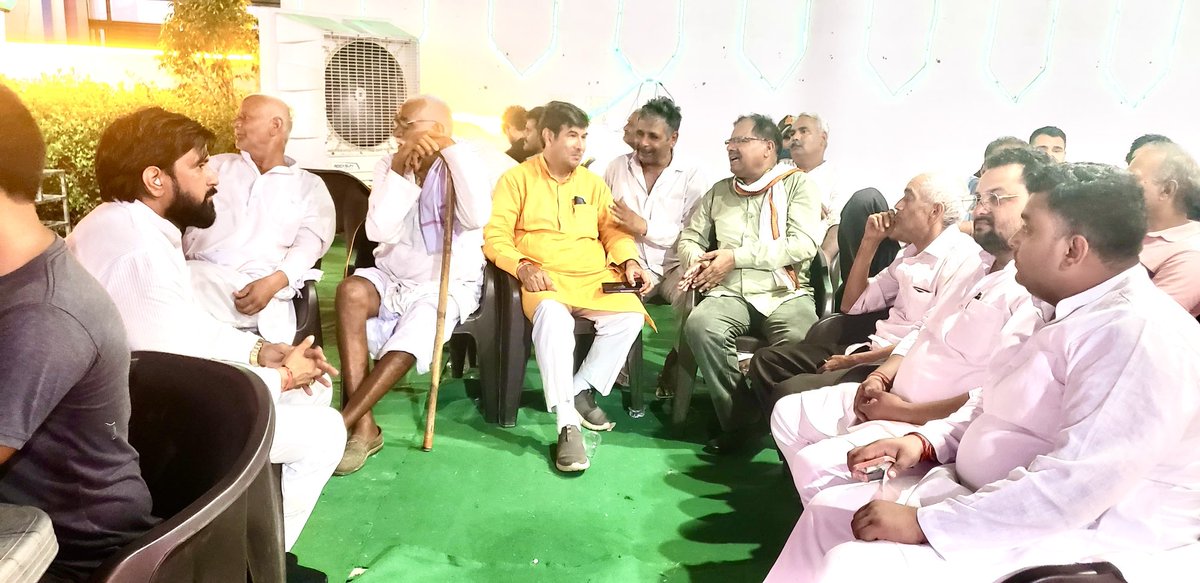 bjprahulpandit's tweet photo. हम सबके लोकप्रिय एमएलसी शिक्षक विधायक आदरणीय श्री श्रीचंद शर्मा जी के साथ एक शादी समाहरोह में जाना हुआ https://t.co/TpGclpzrXD