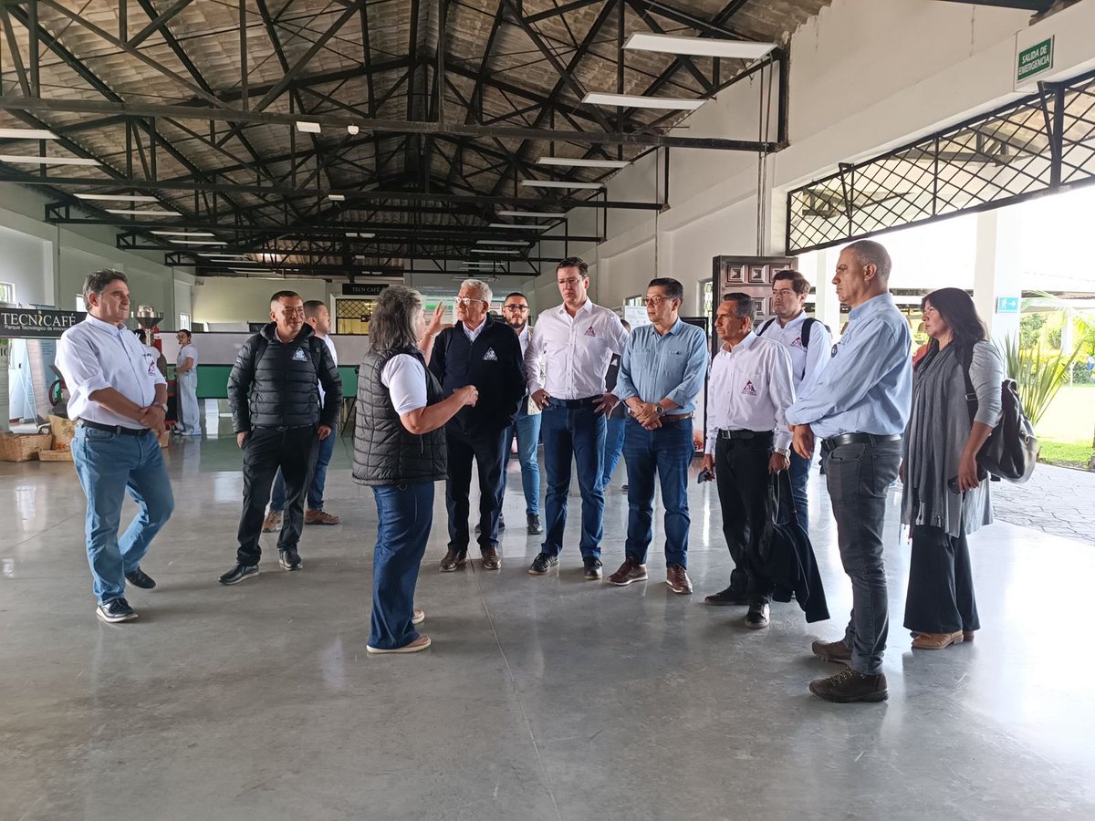 FedeCafeteros's tweet photo. ☕️🇨🇴 ¡Llegamos al #Cauca! Iniciamos nuestro recorrido por el Cauca cafetero en @PTITECNiCAFE, un importante aliado de la Federación en el Departamento, ejemplo de innovación y transformación técnica en la caficultura.

Cauca es café y #MásFederación

@cafeteroscauca @GermanBahamon