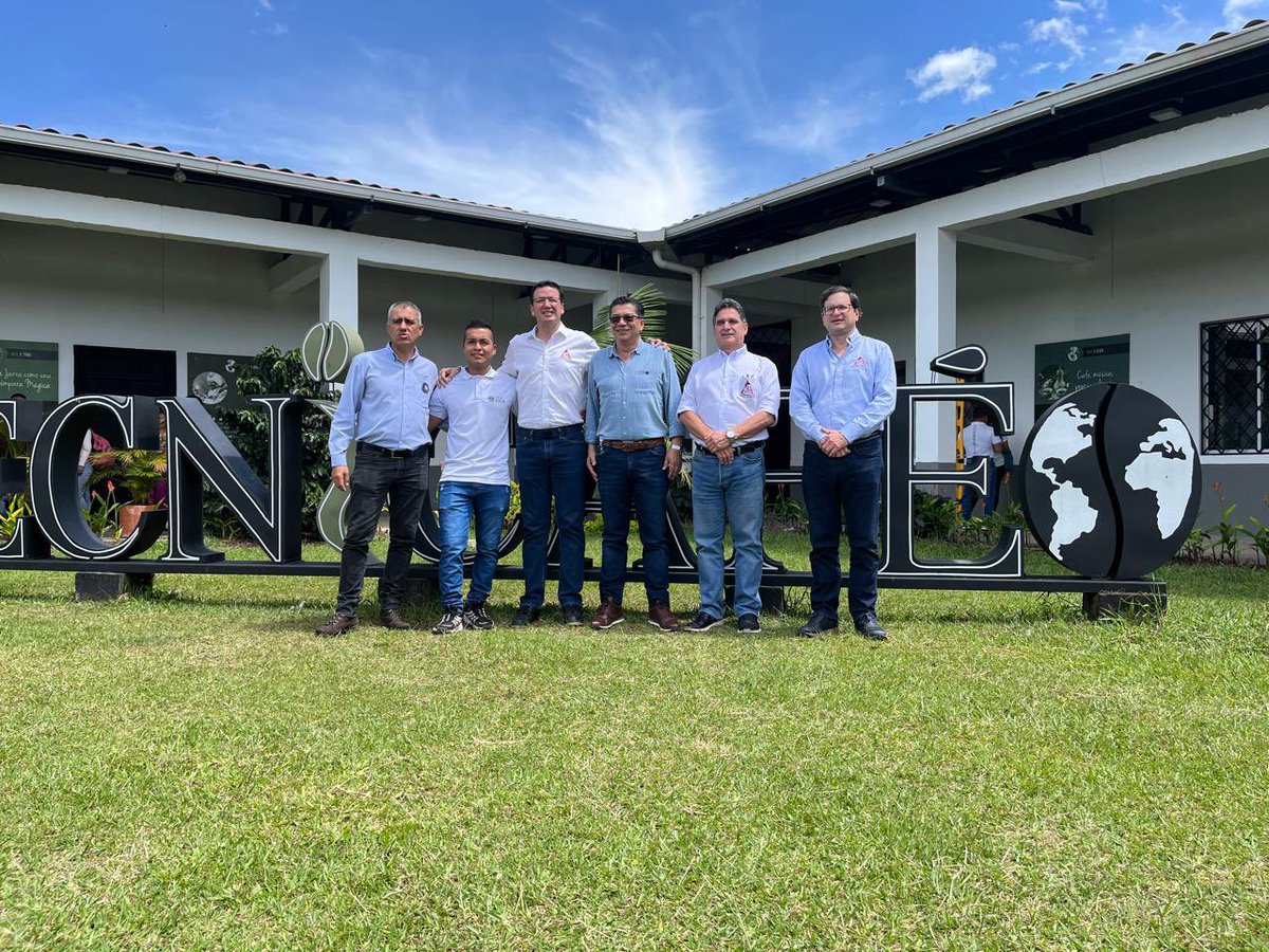 FedeCafeteros's tweet photo. ☕️🇨🇴 ¡Llegamos al #Cauca! Iniciamos nuestro recorrido por el Cauca cafetero en @PTITECNiCAFE, un importante aliado de la Federación en el Departamento, ejemplo de innovación y transformación técnica en la caficultura.

Cauca es café y #MásFederación

@cafeteroscauca @GermanBahamon