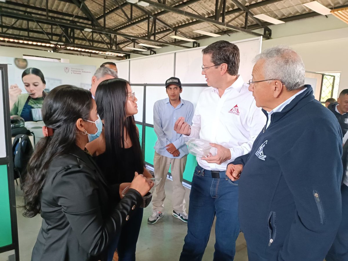 FedeCafeteros's tweet photo. ☕️🇨🇴 ¡Llegamos al #Cauca! Iniciamos nuestro recorrido por el Cauca cafetero en @PTITECNiCAFE, un importante aliado de la Federación en el Departamento, ejemplo de innovación y transformación técnica en la caficultura.

Cauca es café y #MásFederación

@cafeteroscauca @GermanBahamon