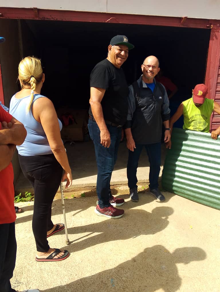 15 Familias beneficiadas gracias al apoyo del Presidente Nicolás Maduro 

Este jueves #11Jul en mi acostumbrada jornada  semanal de atención al pueblo, entregamos láminas de techo para beneficio de 15 Familias del municipio García.

#ConLaFuerzaDelPueblo
<a href="/NicolasMaduro/">Nicolás Maduro</a>