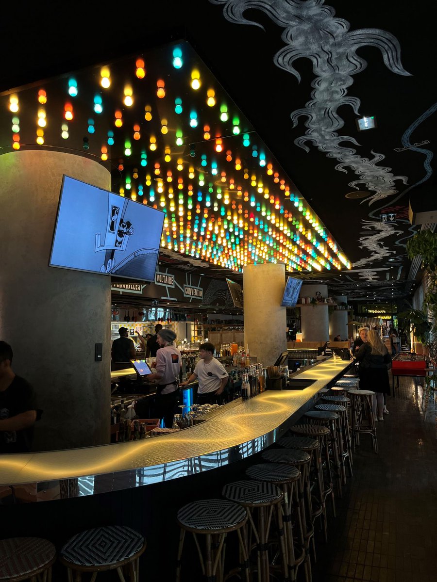 Retour en images sur notre réunion trimestrielle RH ! 
 
Jeudi dernier a eu lieu notre « rendez-vous » RH réunissant toute l’équipe au siège social d’Ametra Engineering à Clamart. 
 
Début des festivités mercredi soir par un superbe dîner au MAMA SHELTER pour engager, le