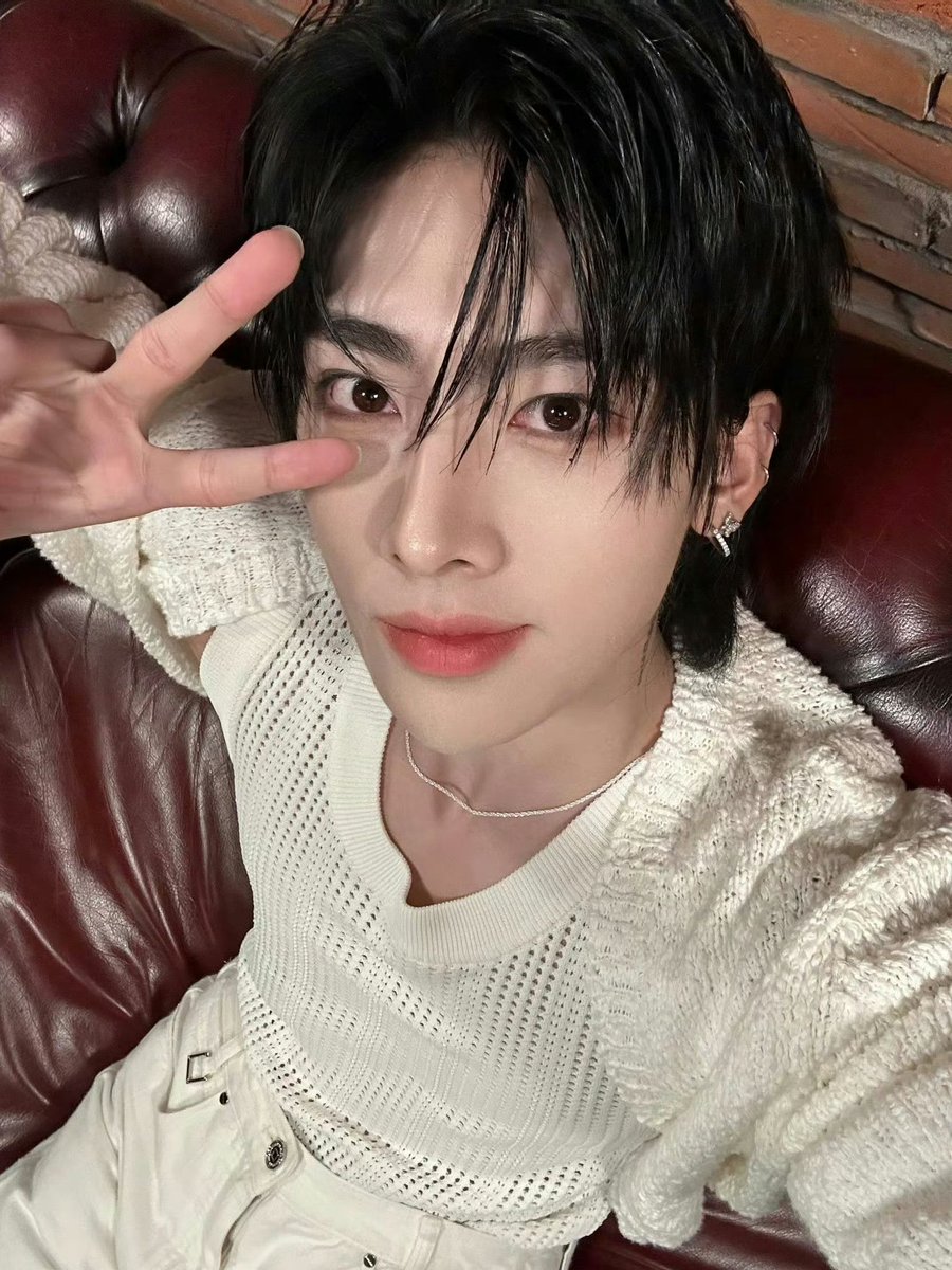 fousevern's tweet photo. You are a beautiful girl.
#RICKY #리키 https://t.co/7hYohnAnBN