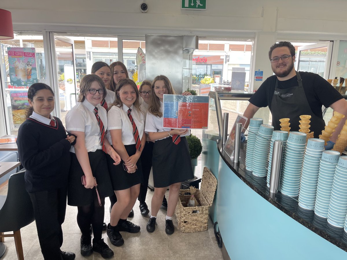 Ni wedi gorffen ein gwaith i Cadwaladers yn y Bae! Mae bwydlen Cymraeg newydd 'da nhw!! Gwaith trici ond roedd y hufen iâ yn werth pob munud! 🤩