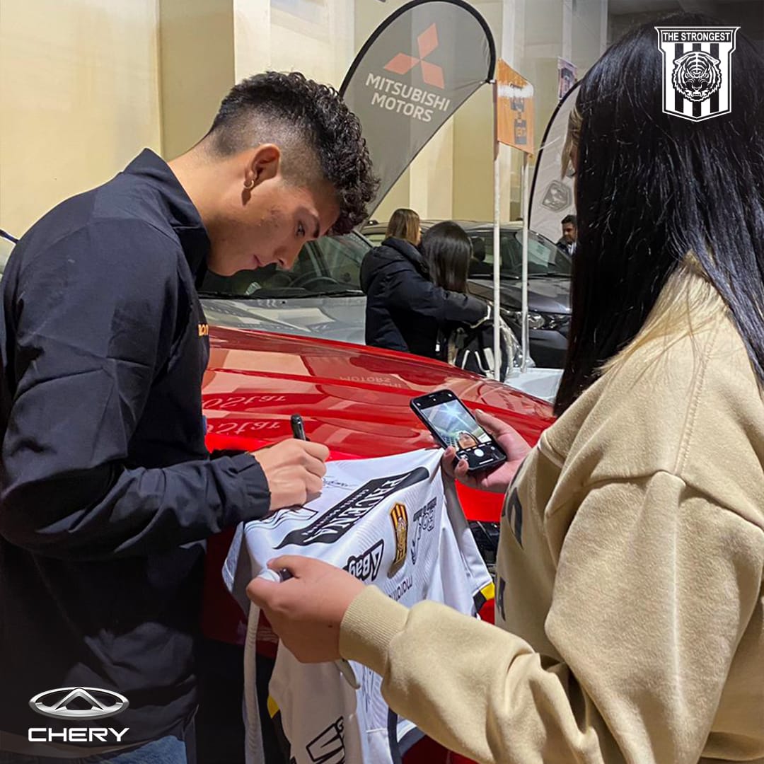 ClubStrongest's tweet photo. Así se vivió la firma de autógrafos 🖋️📄 de los jugadores del primer plantel 🐯 en el stand de #Chery 🚘 en #LaPazExpone del Campo Ferial Chuquiago Marka
#ClubTheStrongest
#ParaTodaLaVida https://t.co/YefxyBQIfx
