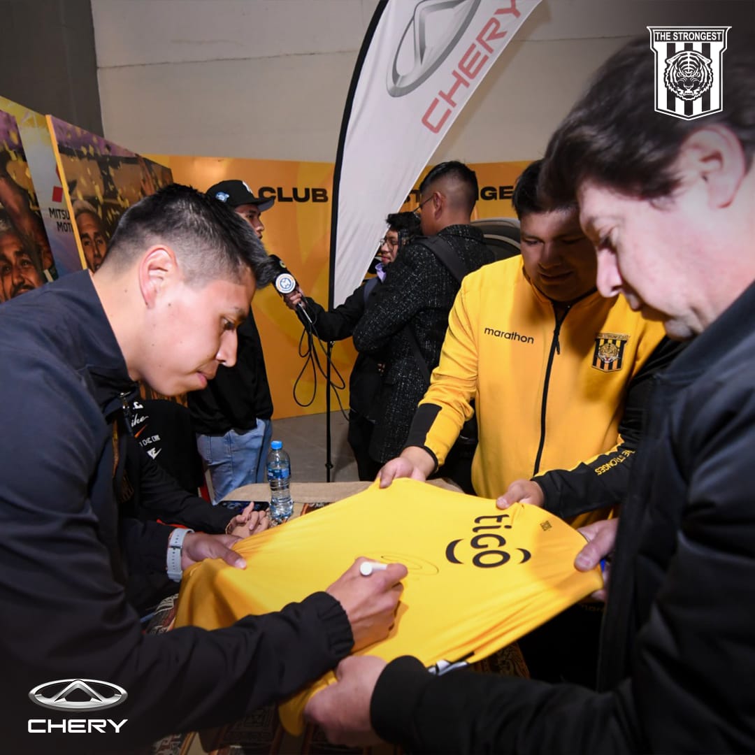 ClubStrongest's tweet photo. Así se vivió la firma de autógrafos 🖋️📄 de los jugadores del primer plantel 🐯 en el stand de #Chery 🚘 en #LaPazExpone del Campo Ferial Chuquiago Marka
#ClubTheStrongest
#ParaTodaLaVida https://t.co/YefxyBQIfx