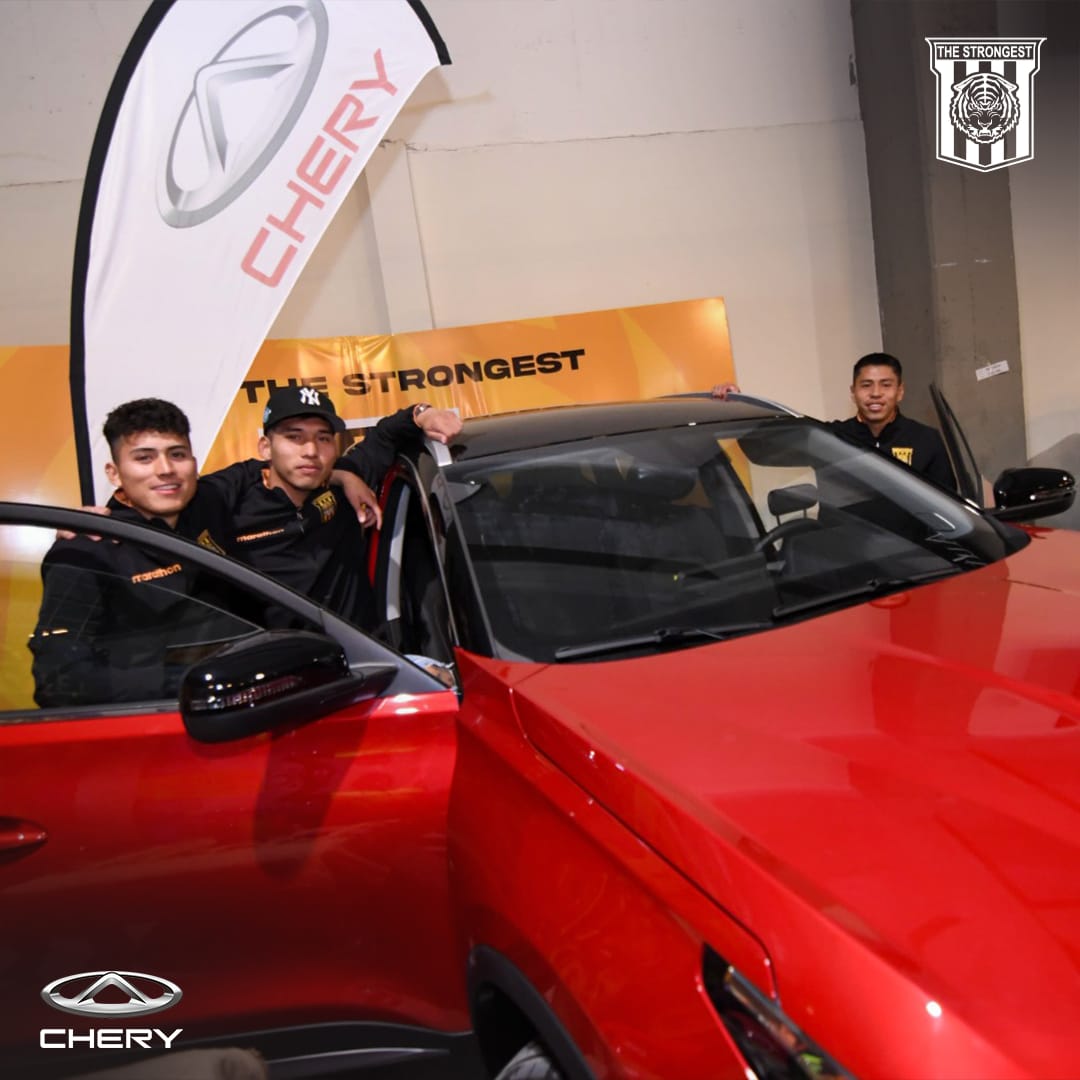ClubStrongest's tweet photo. Así se vivió la firma de autógrafos 🖋️📄 de los jugadores del primer plantel 🐯 en el stand de #Chery 🚘 en #LaPazExpone del Campo Ferial Chuquiago Marka
#ClubTheStrongest
#ParaTodaLaVida https://t.co/YefxyBQIfx