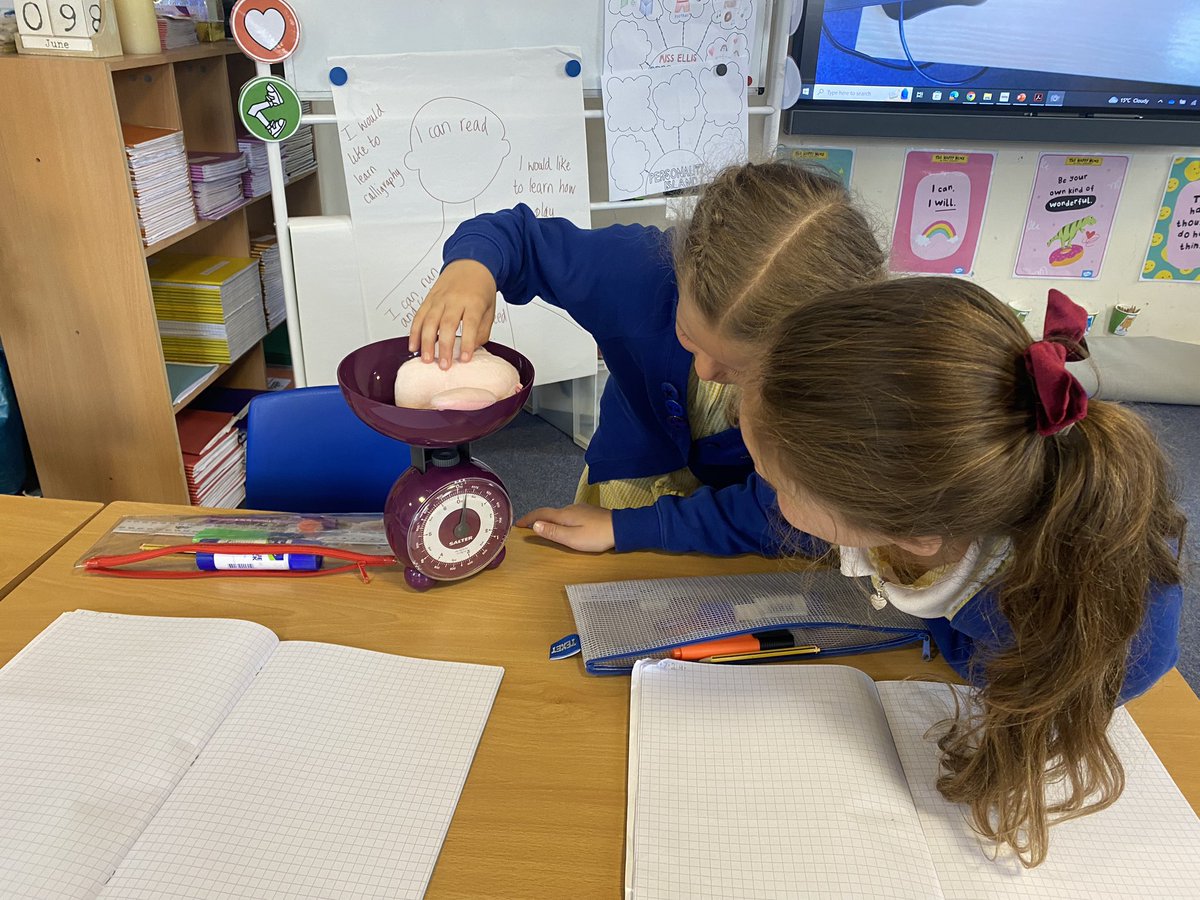Getting to grips with mass and reading scales. What a clever bunch Q3 are ❤️ ⚖️ <a href="/QueensCoEURC/">Queen's Park C.E/U.R.C. Primary School</a> <a href="/MissBaileyQP/">Miss Bailey</a> #everythingispossible