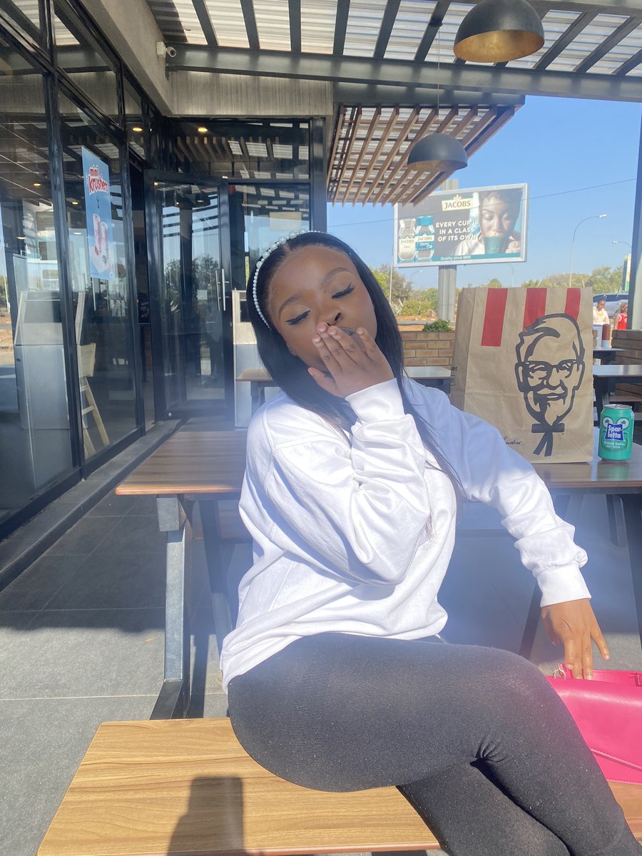 Michell Minenhle tweet media