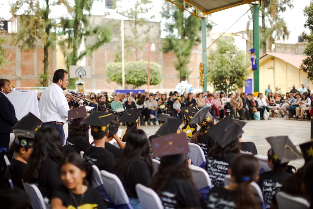EMILIOMONTEROP's tweet photo. ¡Felicidades a las y los alumnos que terminan una etapa en su preparación académica e inician una nueva! En rep. de nuestro Gdor.@salomonj, tuve el honor de asistir a la Ceremonia de Clausura de Cursos de la Generación 2018-2024 de la Escuela Primaria Bilingüe Vista del Valle. https://t.co/HrkTB7CQ9h