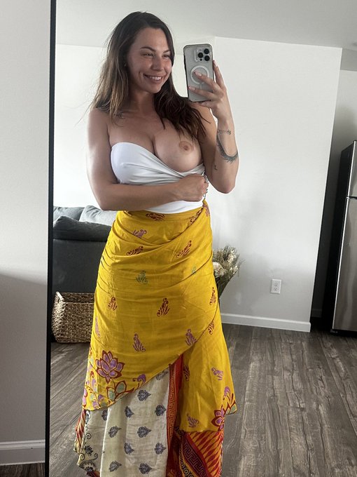 2 pic. Peek a boob https://t.co/Ve92tdjAAn
