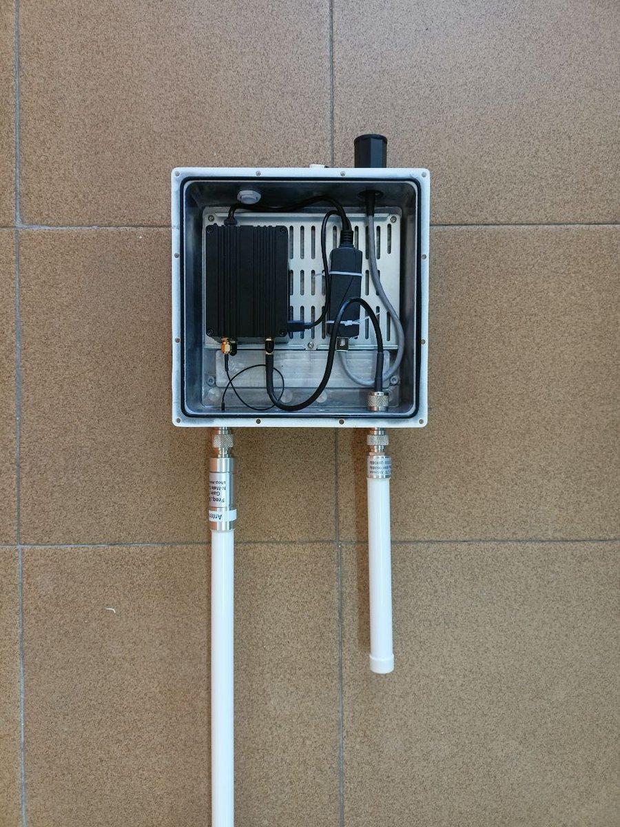 MontalbanPozas's tweet photo. Preparados en @RoboLab_UEx para instalar mañana en los depósitos de agua de Cáceres los 3 dispositivos Rak de pasarela de datos entre los sensores y nuestro servidor @infouex. Las antenas LoRa nos permiten un alcance de hasta 3 kilómetros #Oladapt @SarenResearchG @CarmenSGuevara https://t.co/H9KpwBFQk5