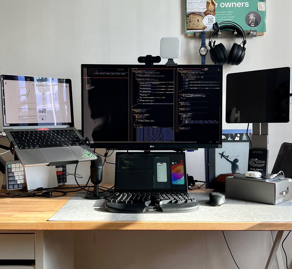 iOSSwift's tweet image. New desk setup, who dis?