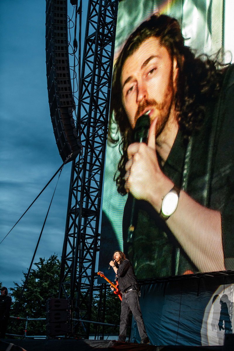 Hozier's tweet photo. Glasgow, Thank you 🖤

📸 @ruthlessimagery https://t.co/CmTqt5fOeb