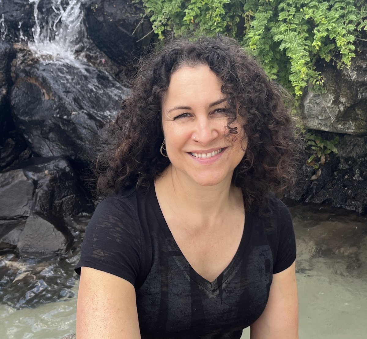 Hi, #WritingCommunity! I’m Janie and despite consuming horror and literary, I write upmarket/Women’s Fiction. 

I’d love more writer friends! Recently began querying…wish me luck! 🖤
#amquerying #amwriting #WIP