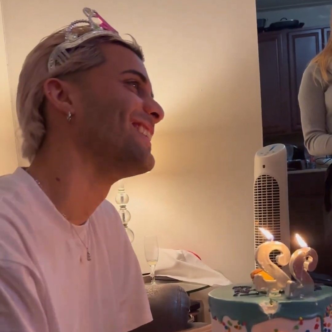 erickxcandy's tweet image. Feliz cumpleaños Sary! 🥳
@upserick

Deseamos de parte del team que pases un feliz cumpleaños rodeada de mucho amor! Que todos tus sueños se hagan realidad y que sigas cumpliendo muchisimos años más! 

Te adoramos las candys y el candy mayor 🫂🤍