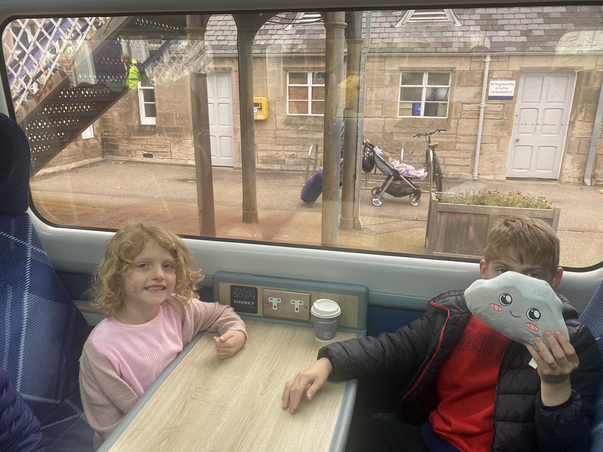 catness91's tweet photo. Kids first train experience ❤️ wee afternoon in Nairn with granny https://t.co/hZu4Ui5xxo