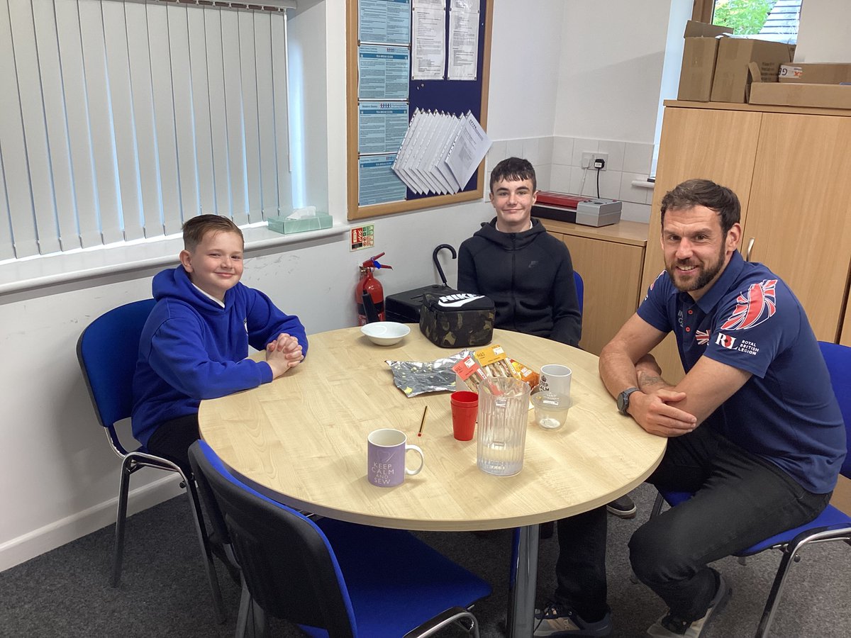 SchoolCranford's tweet photo. Brilliant to have lunch with Paralympian  Ben Gallagher who came to visit his mentees today. Had a great chat about holidays, sport and transition to secondary school! https://t.co/QVuxiB7Xbj