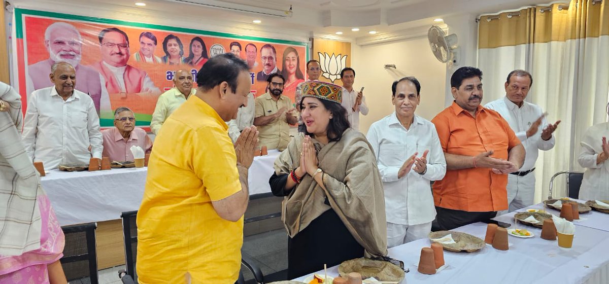 BansuriSwaraj's tweet photo. आज नई दिल्ली जिला कार्यालय में जिलाध्यक्ष श्री @rrana69 जी द्वारा आयोजित कार्यक्रम में जिले के कार्यकर्ताओं के साथ विस्तृत चर्चा की तथा उनके साथ भोजन किया।

@BJP4Delhi @BJP4India https://t.co/0Uf9vhEAa4