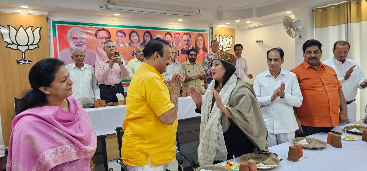 BansuriSwaraj's tweet photo. आज नई दिल्ली जिला कार्यालय में जिलाध्यक्ष श्री @rrana69 जी द्वारा आयोजित कार्यक्रम में जिले के कार्यकर्ताओं के साथ विस्तृत चर्चा की तथा उनके साथ भोजन किया।

@BJP4Delhi @BJP4India https://t.co/0Uf9vhEAa4