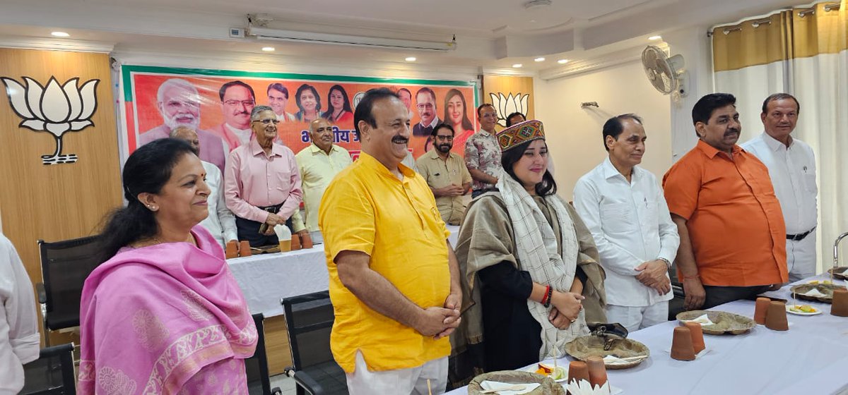 BansuriSwaraj's tweet photo. आज नई दिल्ली जिला कार्यालय में जिलाध्यक्ष श्री @rrana69 जी द्वारा आयोजित कार्यक्रम में जिले के कार्यकर्ताओं के साथ विस्तृत चर्चा की तथा उनके साथ भोजन किया।

@BJP4Delhi @BJP4India https://t.co/0Uf9vhEAa4