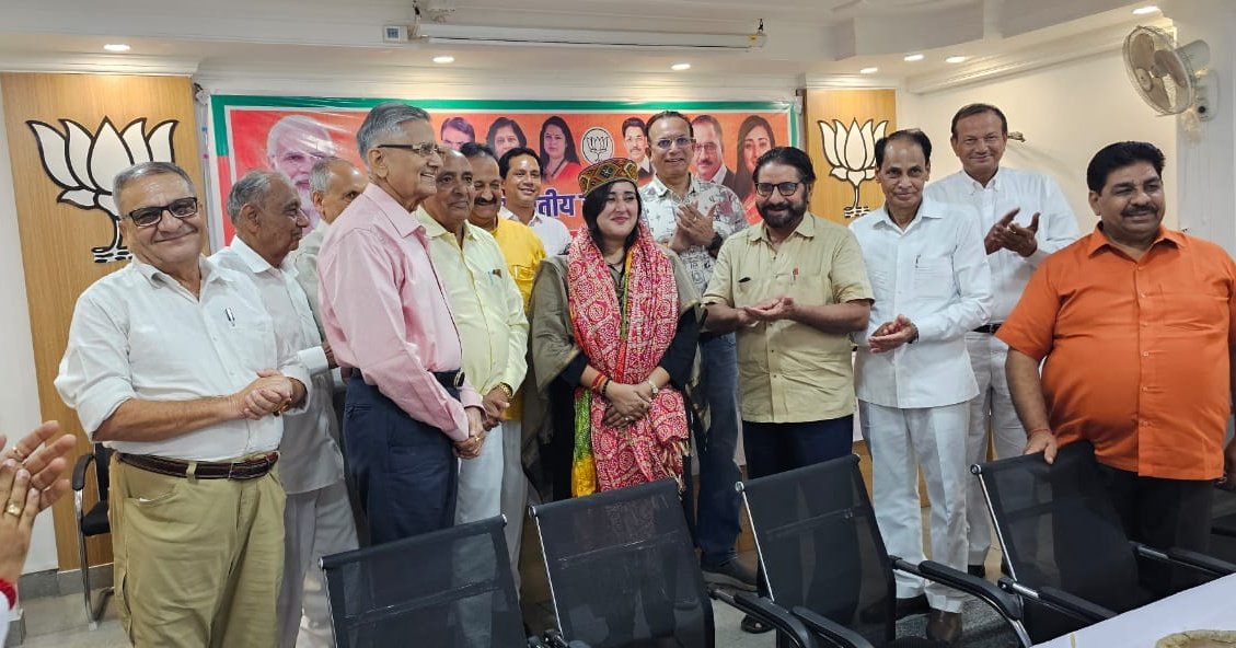 BansuriSwaraj's tweet photo. आज नई दिल्ली जिला कार्यालय में जिलाध्यक्ष श्री @rrana69 जी द्वारा आयोजित कार्यक्रम में जिले के कार्यकर्ताओं के साथ विस्तृत चर्चा की तथा उनके साथ भोजन किया।

@BJP4Delhi @BJP4India https://t.co/0Uf9vhEAa4
