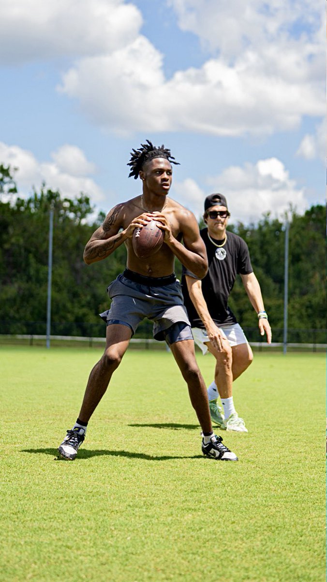 baylintrujillo's tweet photo. Your BIGGEST advantage will always be how much BIGGER you play over your Competition.. #GoCANES 🙌🏼
2026 4⭐️ Miami Commit: @DereonColemanQB
#BTruQBTraining 🔘 #HeartOverSize
📸: @KiddRyno_Rivals https://t.co/PvPTou18U8