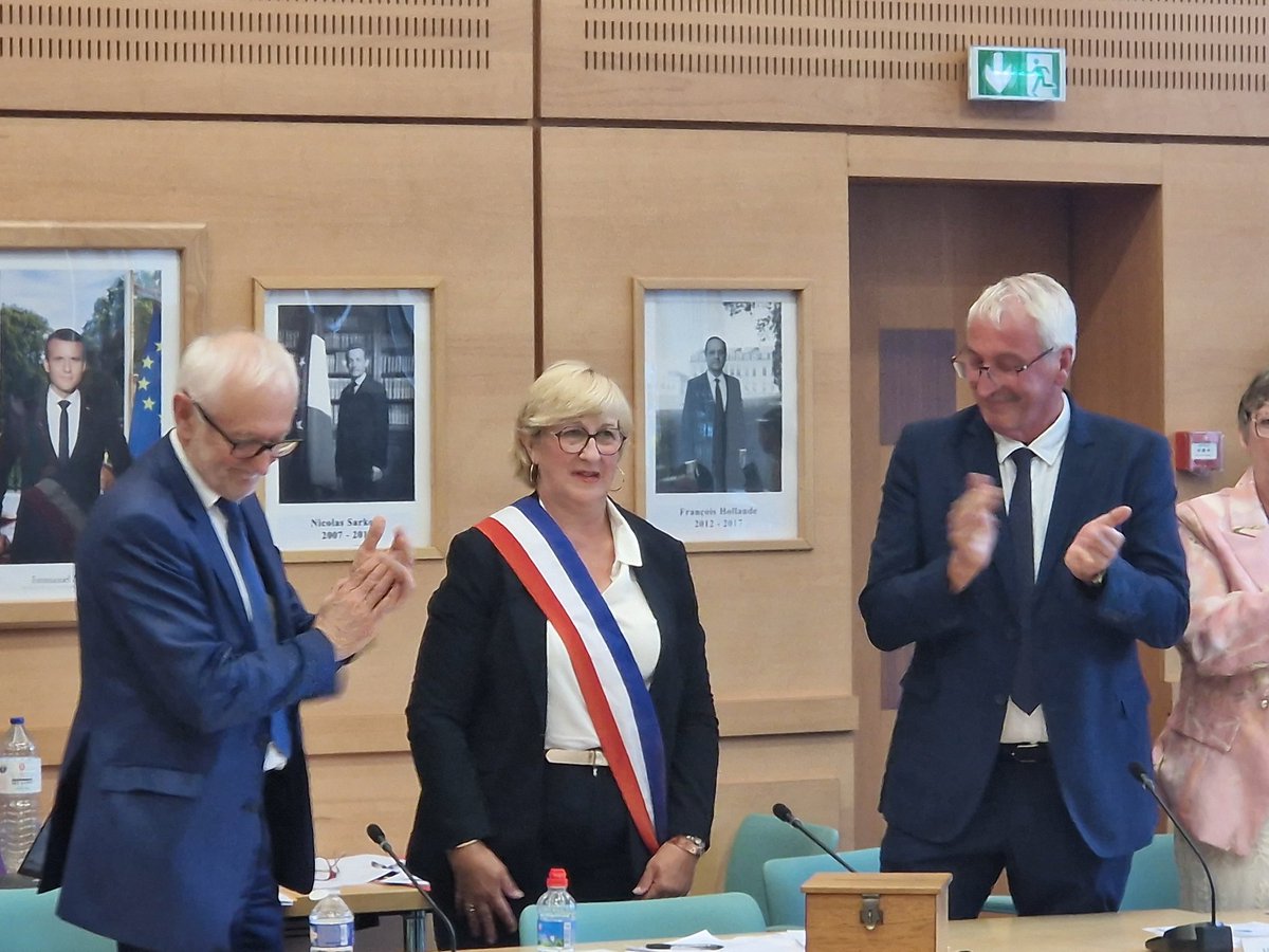 A #Deville Mirella Deloignon vient d'ètre élue maire, après la démission de <a href="/dominiqugambier/">dominiquegambier</a>, par 25 voix sur 31