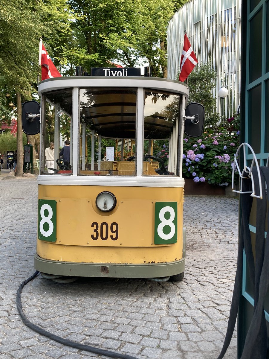 tomb1051's tweet photo. @Robert8267 Moet dat nu precies weer gebeuren in de vakantie tijd 😉. Kon het strakkere van bussen niet uit mijn hoofd krijgen 🤣 https://t.co/NDtpZ2BWte