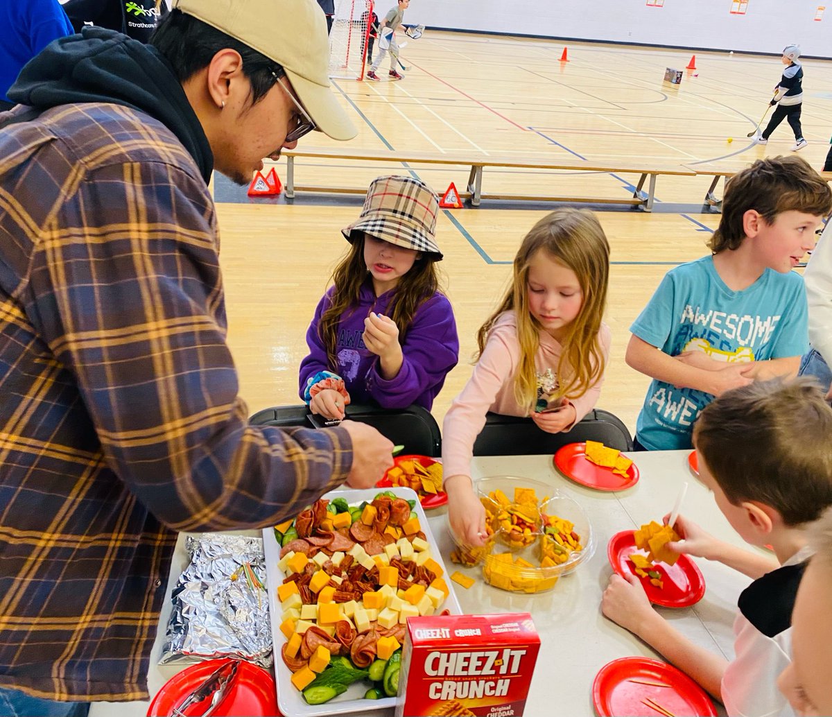 BGCStrathcona's tweet image. Full hearts and full bellies, courtesy of @PC_Charity 
Funds from PC go straight to meals and snacks for children and youth in BGC Strathcona County! We&apos;re eternally grateful for your support. If our members didn&apos;t have their mouths full, we know they&apos;d say the same!