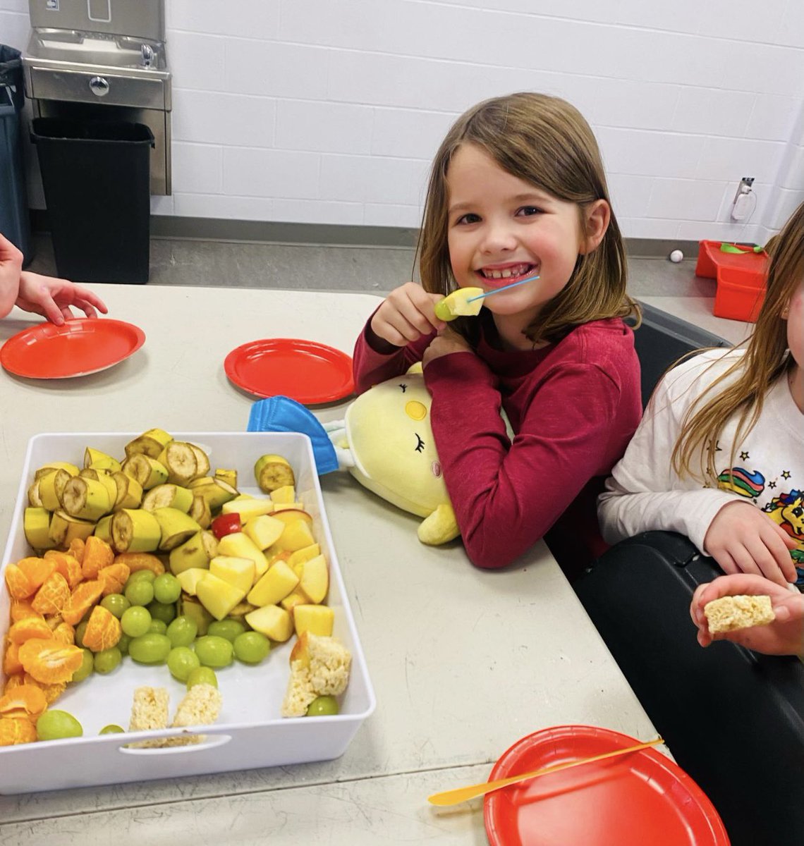 BGCStrathcona's tweet image. Full hearts and full bellies, courtesy of @PC_Charity 
Funds from PC go straight to meals and snacks for children and youth in BGC Strathcona County! We&apos;re eternally grateful for your support. If our members didn&apos;t have their mouths full, we know they&apos;d say the same!