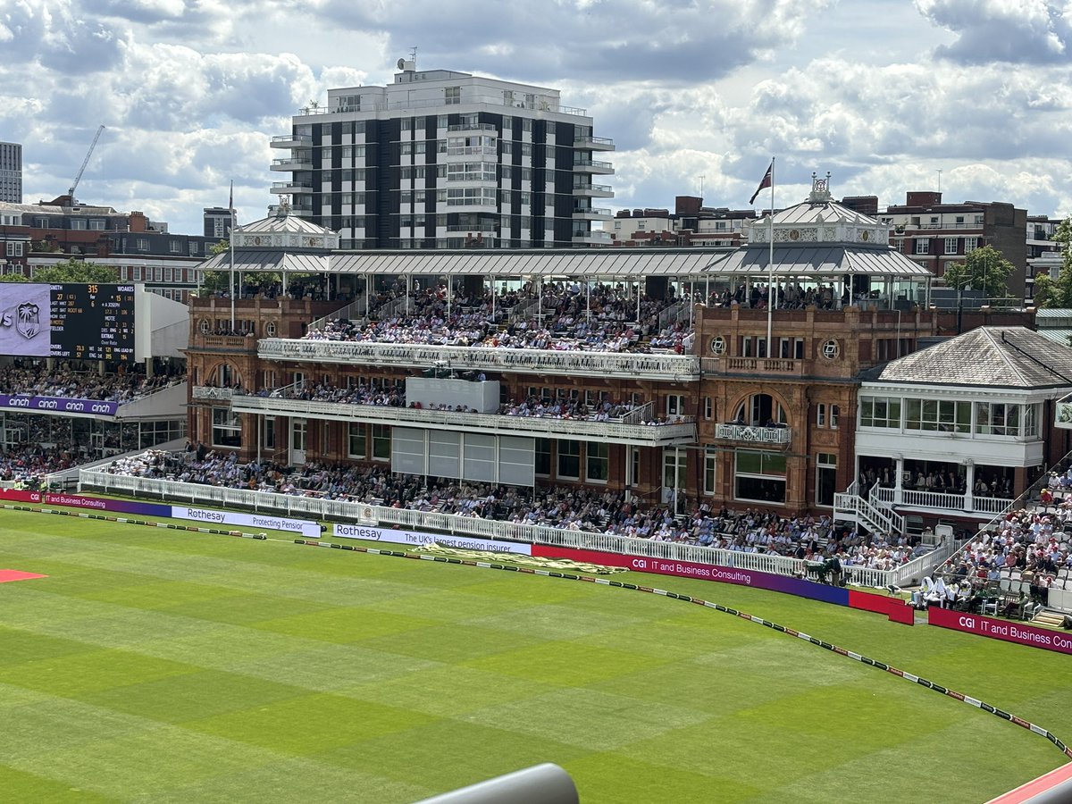 Barploy's tweet photo. @HomeOfCricket #RedForRuth poor effort on the red shirts from the members today? #missedthememo https://t.co/pF3pm9cTVv