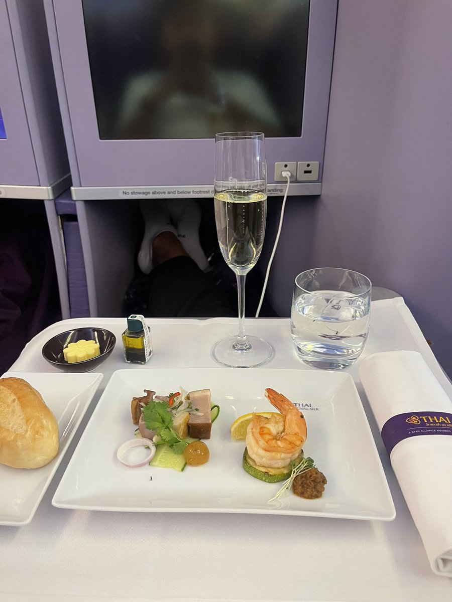 Très important de construire du rêve.

J’ai pris la business class pour le retour en Belgique🇧🇪

C’est pas la première fois que je test mais à chaque fois je me dis « je veux ça toute ma vie » et ce genre de truc me donne la dalle pour bosser encore plus.

Avant d’essayer je