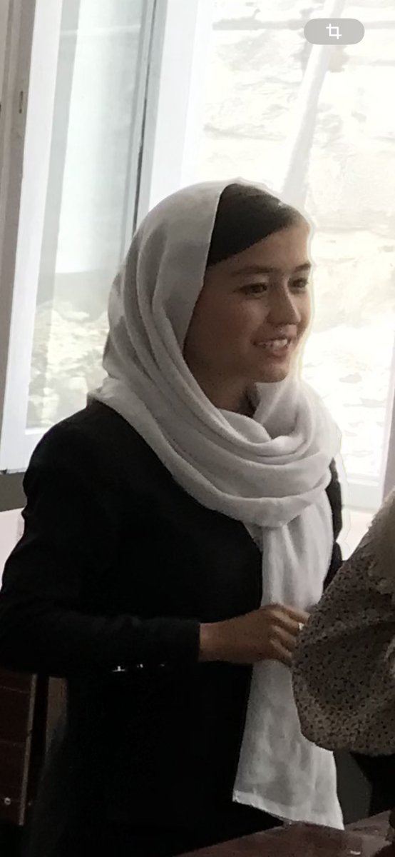 Vous vous souvenez d’Atifa ? 🤩 Je l’avais rencontrée en Afghanistan pour <a href="/EnvoyeSpecial/">Envoyé spécial</a> juste avant la chute de Kaboul.
Puis, menacée elle m’avait appelé depuis une cachette… et avec <a href="/david_martinon/">David Martinon</a> nous avions pu l’exfiltrer et lui offrir un avenir en 🇫🇷. Elle vous remercie 🙏