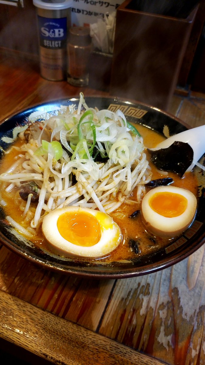 haps_misa's tweet photo. こんばんは
深夜更新と言えばラーメン部

本日はこちら
北海道ラーメン　ひむろさんです。

味噌オロチョンを注文！
オロチョンってなんだー！！
味はオロチョンがいい感じでよきかな

見た目通りに辛いんだけど辛すぎない。
辛いの好きはもっと辛いの有るみたい

#北海道ラーメンひむろ
#オロチョン https://t.co/Gd3EWBx7Jk