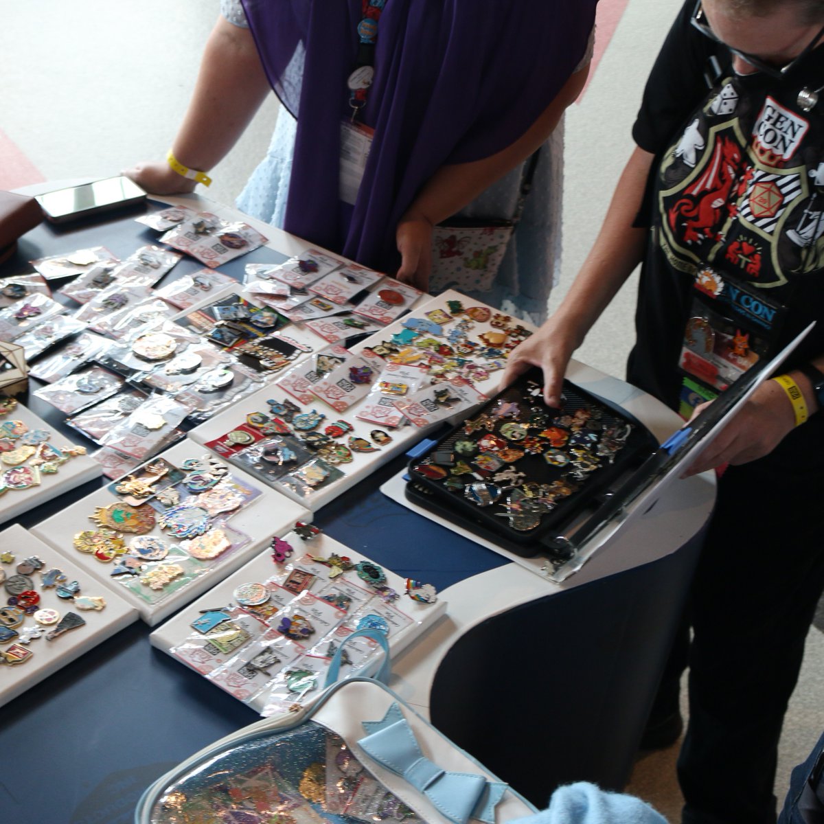Gen_Con's tweet photo. Pin Trading returns, and with an additional time!
✨Thursday - Saturday at 3:30 pm in Lucas Oil Stadium
✨ Sunday at 2:30 pm in Lucas Oil Stadium
✨ Thursday - Saturday at 6:15 pm near Cardhalla
#GenCon #GenConPinTrading #PinTrading #GenCon2024 https://t.co/fGkvxmyLSN