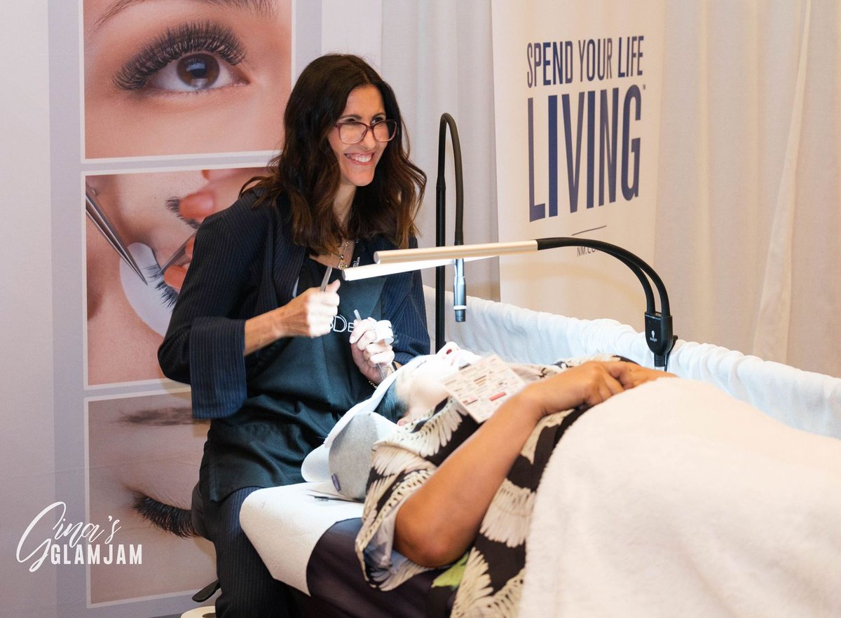 ginalrivera's tweet photo. Day 4 of Flashback 5! 🌟 Highlighting the fantastic @surfacehairhealth setup, cherishing the moments spent hugging all the amazing attendees, and a glimpse at the GLAM! Such a special time at@ginasglamjam 💗
#GlamJamMemories #Flashback5 https://t.co/Ws7Pdt454w
