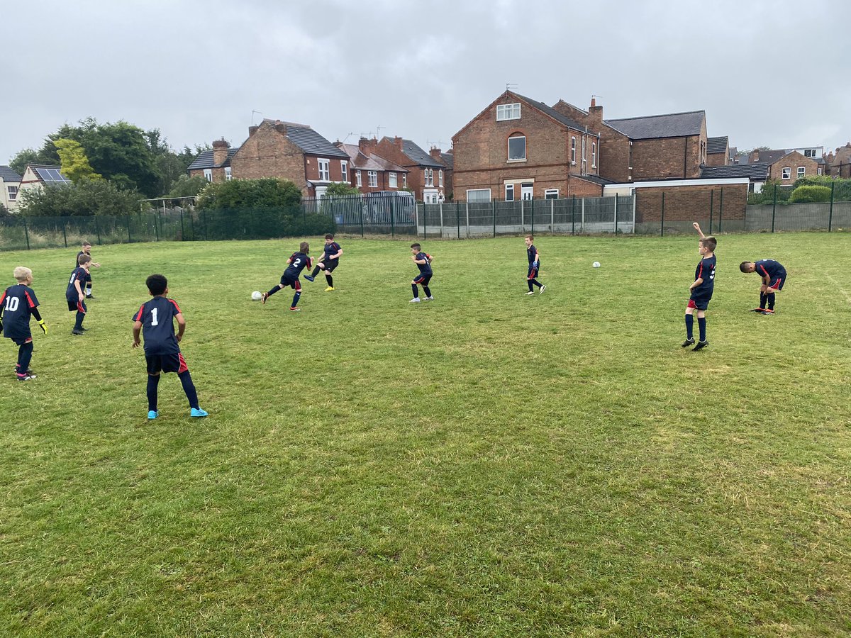 BrooklandsPrim's tweet photo. Well done to our year 3/4 football team who played a match against a local school tonight 😊 They won 7-2 😊 Some great football (in the rain 😂) and a great win 😊 #football #team @FlyingHighTrust @Erewash_SSP @YourSchoolGames https://t.co/p9KfZ49k0h
