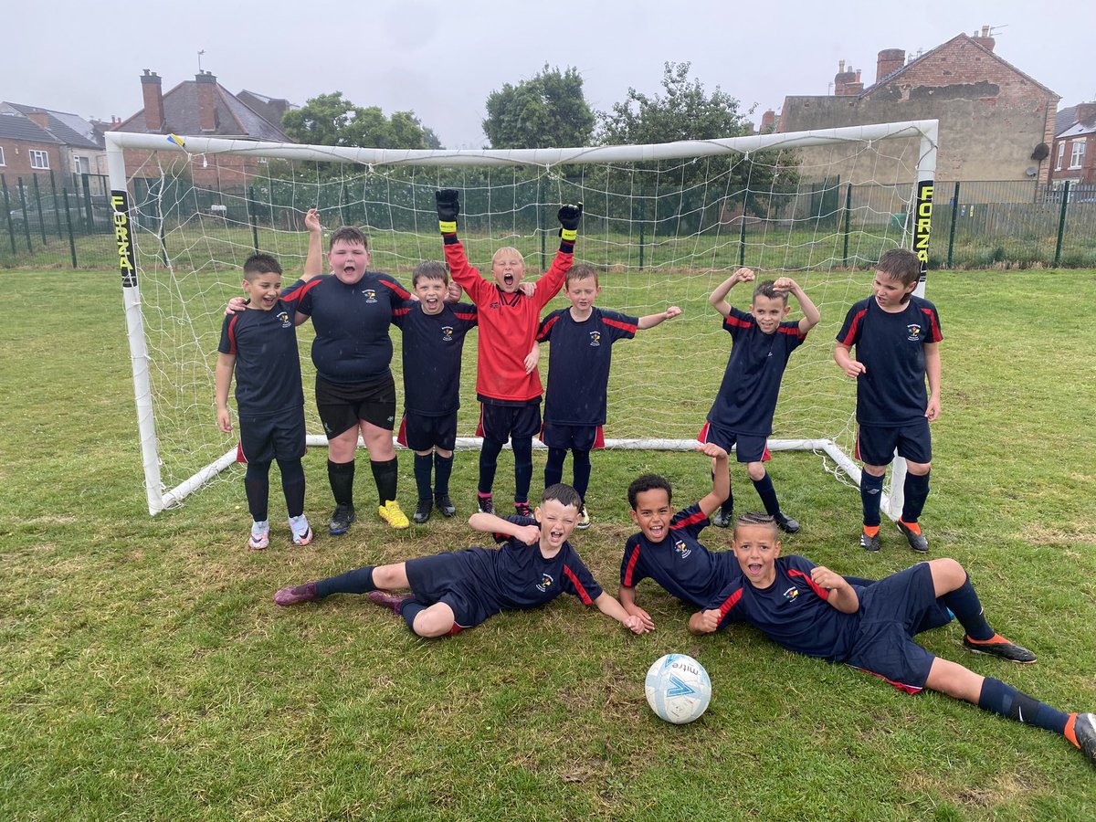 BrooklandsPrim's tweet photo. Well done to our year 3/4 football team who played a match against a local school tonight 😊 They won 7-2 😊 Some great football (in the rain 😂) and a great win 😊 #football #team @FlyingHighTrust @Erewash_SSP @YourSchoolGames https://t.co/p9KfZ49k0h