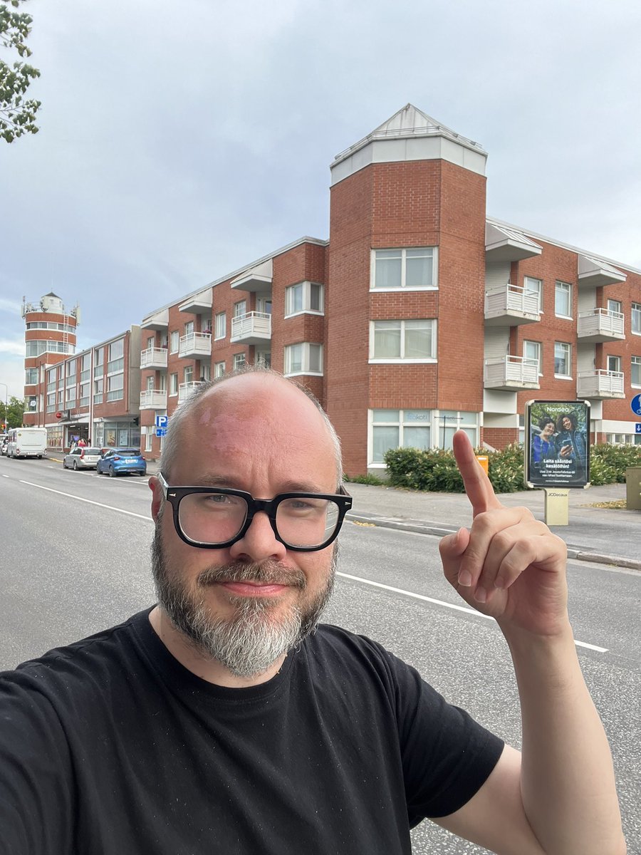 TuomasEnbuske's tweet photo. Koska Turun linnaa ollaan nyt purkamassa (Armas Puolimatkan perikunta osti tontin Jethrolta, ja paikalle on nyt@tulossa Rusta, Puuilo ja parkkipaikkoja. Ikävä uutinen. Mutta ymmärrän, että Turun linnassa oli paljon hukkaneliöitä ja ei pidä
muutosvastarintaisesti jumittua menneeseen ), tulin tutustumaan Olavinlinnaan, jolla on kunniakas historia. 

Linna oli oman aikansa käännytyslaki, joka käännytti veli-venäläisiä aseineen, jotka silloin olivat tykkejä ja nykyään venäläisten aseet ovat ihmisiä. Täällä on käynnissä Savonlinnan oopperajuhlat ja oli mukava törmätä niihin samoihin helsinkiläisiin, jotka pari viikkoa sitten juopottelivat Veikkauksen rahoilla Porissa, juopottelemassa tällä kertaa Veikkauksen rahoilla Savonlinnassa. 

Koko Savonlinnan mielenkiintoisin rakennus on silti tuo kummallinen postmoderni asuin- ja liikerakennus, jonka tarkoitus on selkeästi jäljitellä Olavinlinnan muotoa. Kaikkea jännää sitä 1980-luvun nousukausivuosina maakuntien Osuuspankien saunailloissa keksittiinkään. Olen 100% varma, että tuohon 1980-luvun linnaan tulee homeongelma aiemmin kuin tuohon 1400-luvun linnaan! 

No mutta terveisiä Savonlinnasta!