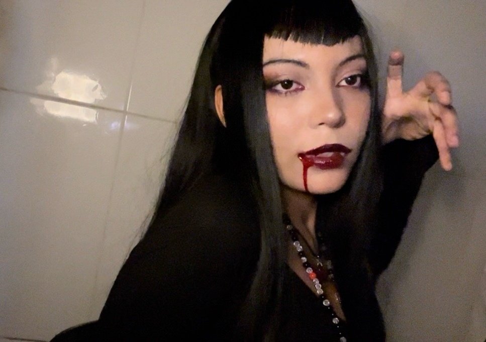 Vampireg0th4's tweet image. Eu posso sugar o seu sangue?🧛‍♀️